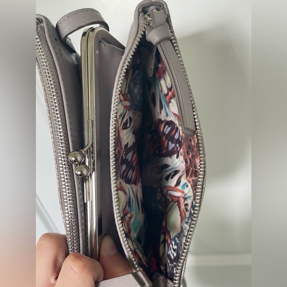 VTG Silver metallic crossbody bag with silver hardware and kiss-lock clasp - Picture 6 of 6